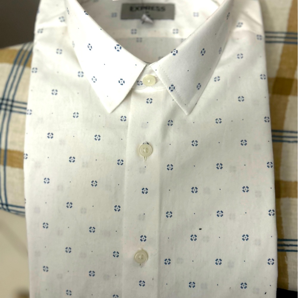 Men’s short sleeved button down.